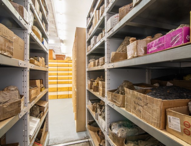 Стеллажи для хранения камней